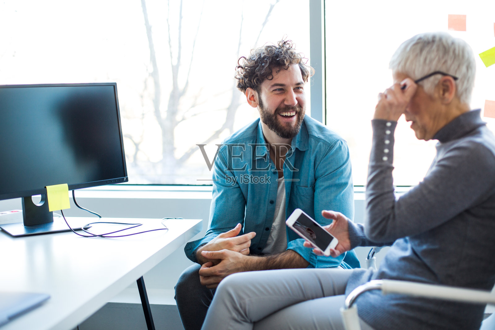 两个同事很高兴有好的生意。照片摄影图片