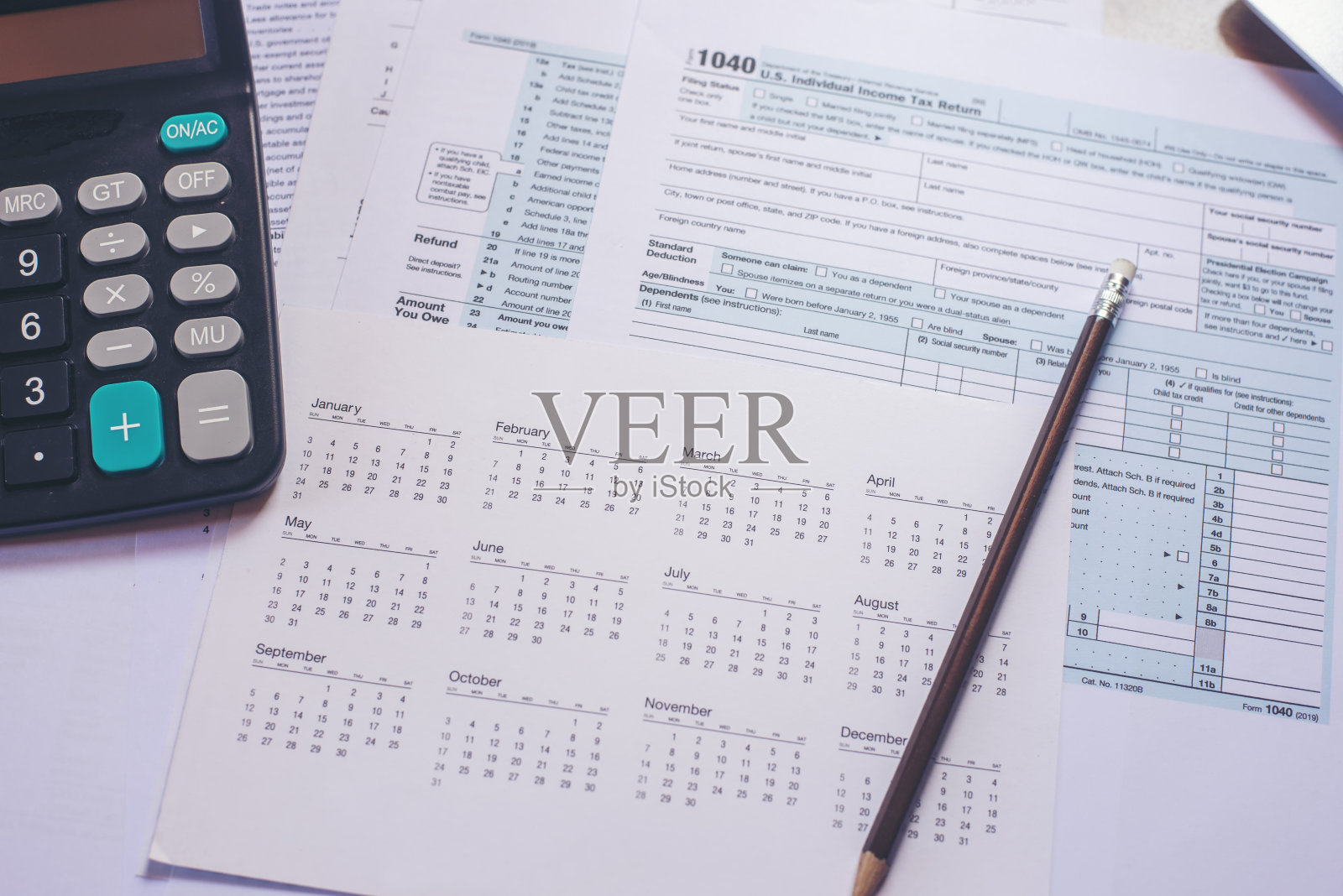 规划预算和税收概念。日历2021年和个人所得税表格谁有收入根据美国法律。这是交税的季节和缴税的截止日期。照片摄影图片