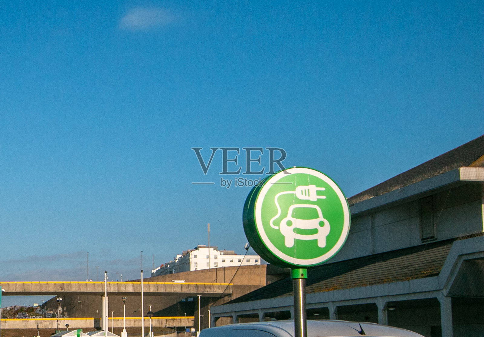 英国布莱顿码头的电动汽车充电站照片摄影图片