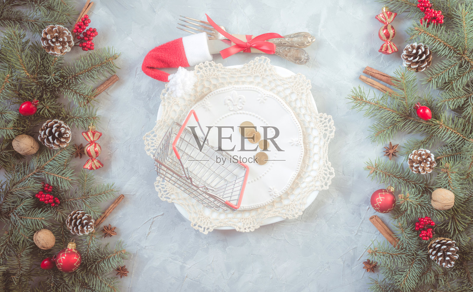 圣诞灰色垃圾背景,冷杉树枝,浆果,雪花,小玩意,顶视图。照片摄影图片