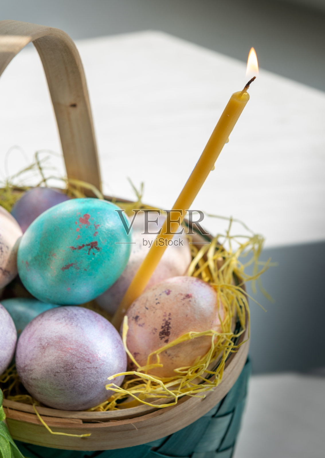 复活节。彩蛋和蜡烛照片摄影图片