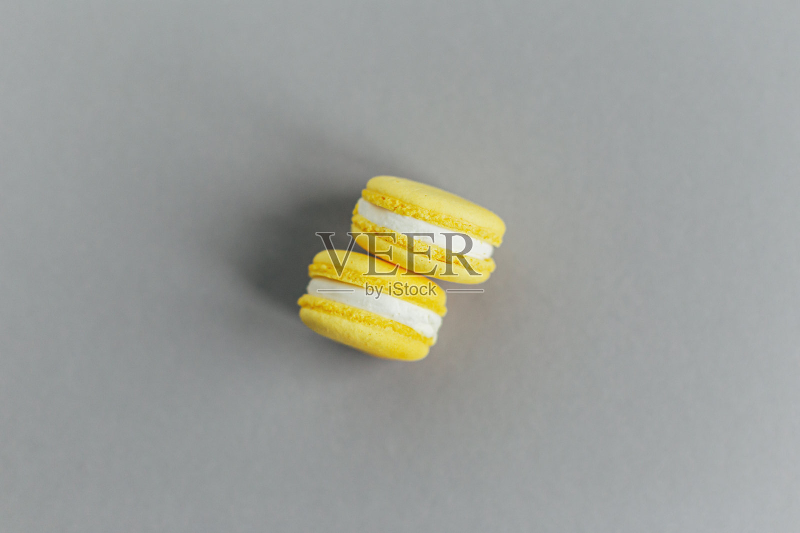 美味的法式黄色杏仁饼干,在灰色的背景下。照片摄影图片