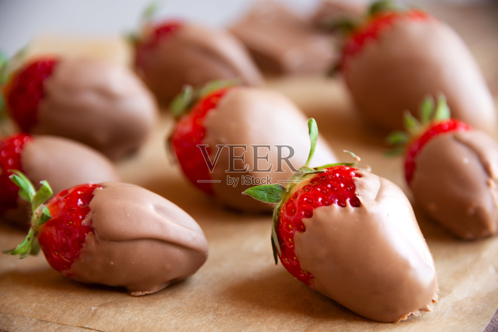 草莓配巧克力,美味可口的甜点照片摄影图片