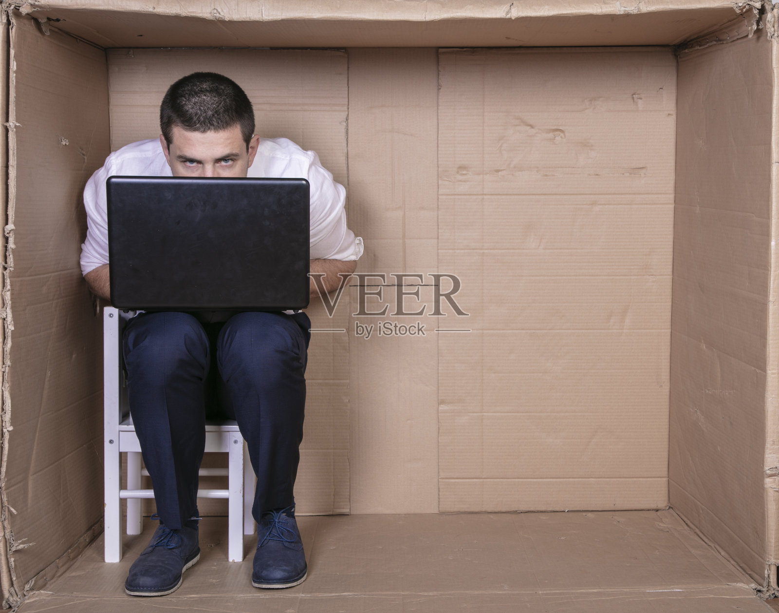 纸板办公室里崩溃的商人,因过度劳累而感到压力和沮丧照片摄影图片