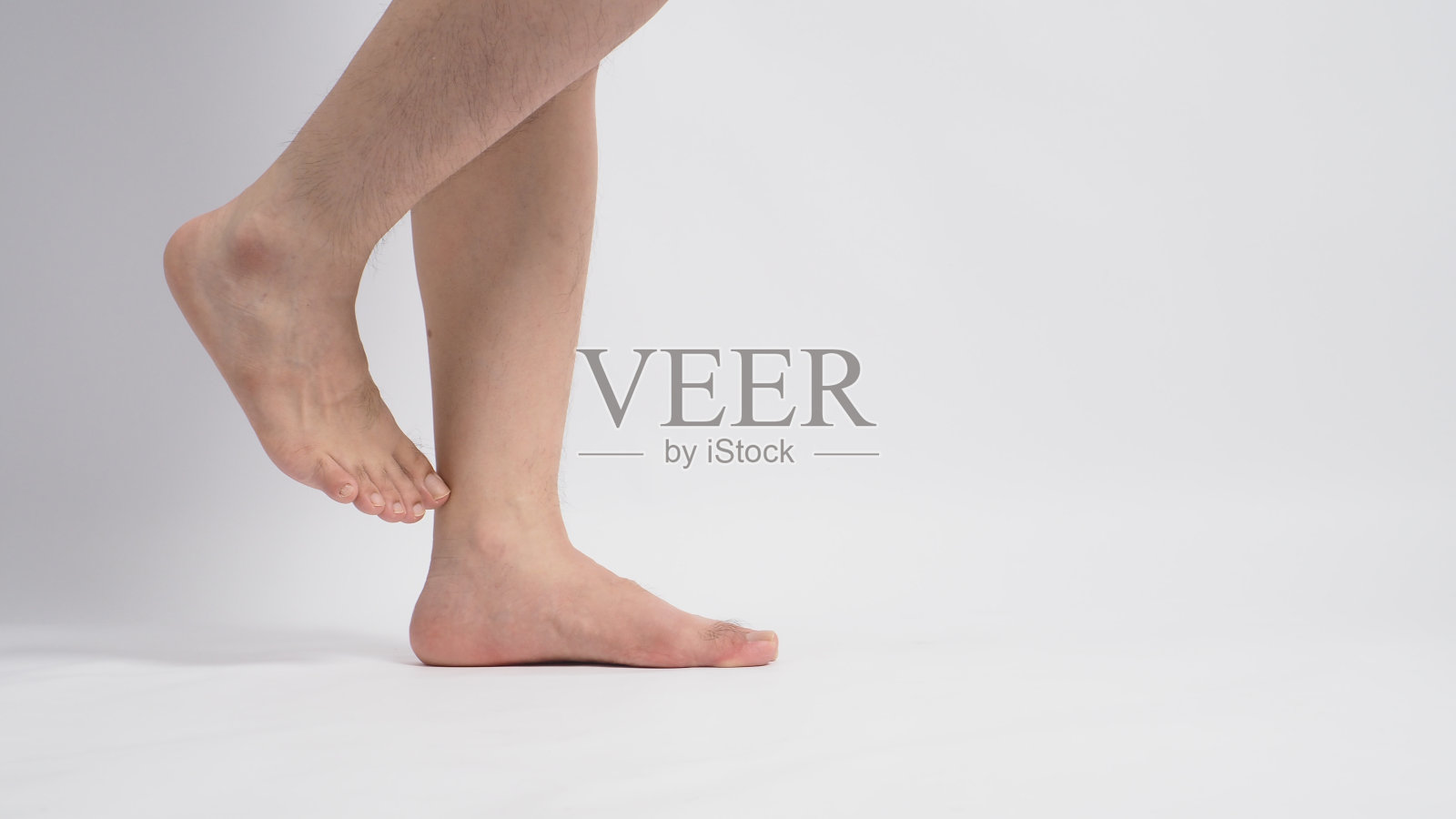 亚洲男性赤脚是孤立的白色背景。照片摄影图片