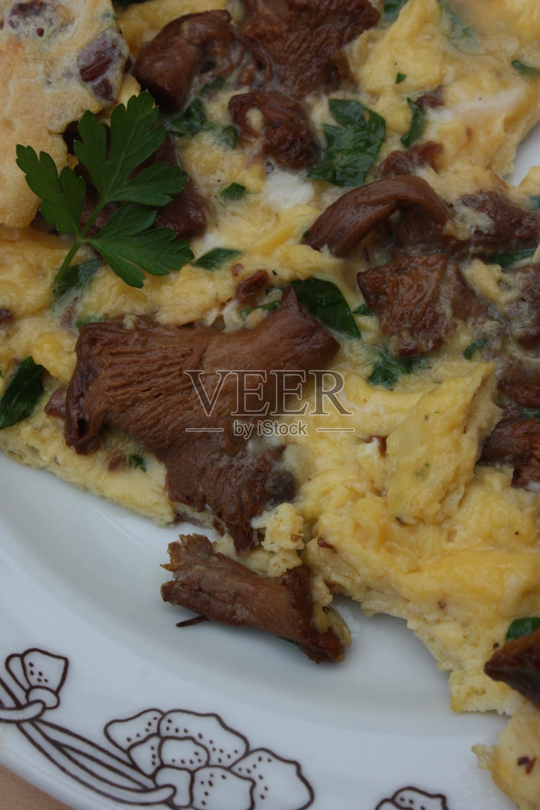 鸡油菌和欧芹煎蛋卷照片摄影图片