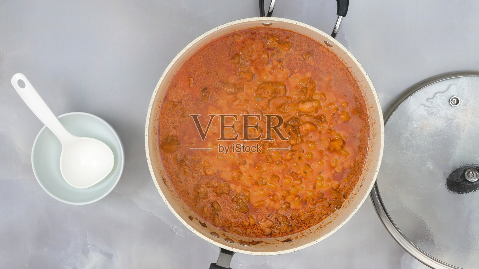 切碎的鸡肉与辣椒和酸奶油酱近距离煎锅,从上面看照片摄影图片