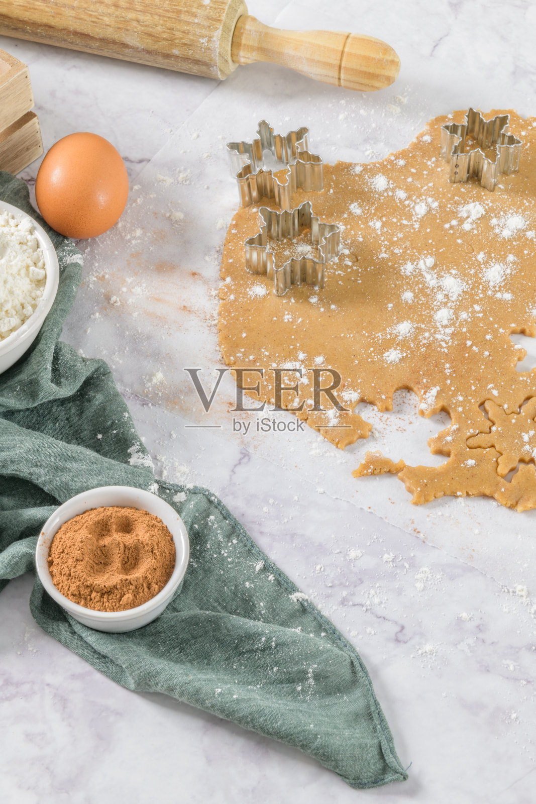 生面团做圣诞饼干照片摄影图片