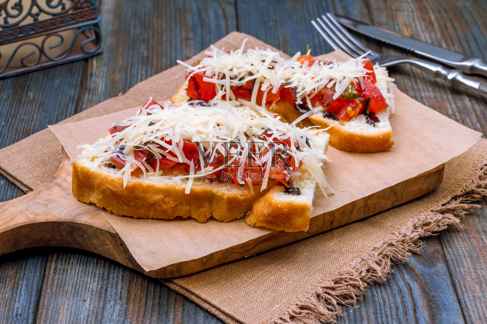 意式烤面包配番茄和奶酪照片摄影图片