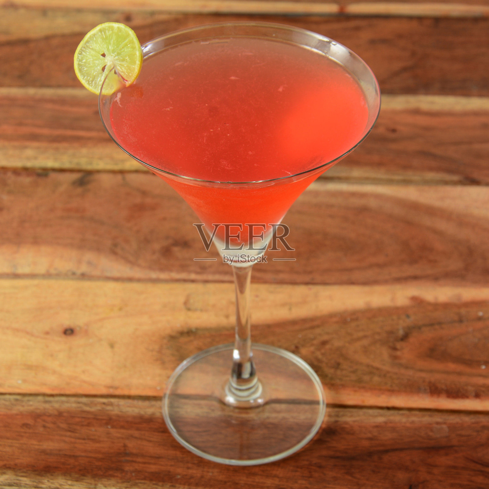 西瓜莫吉托装在玻璃杯里,背景是质朴的木头,这是夏日里的一种提神饮料,选择性地聚焦在顶部照片摄影图片