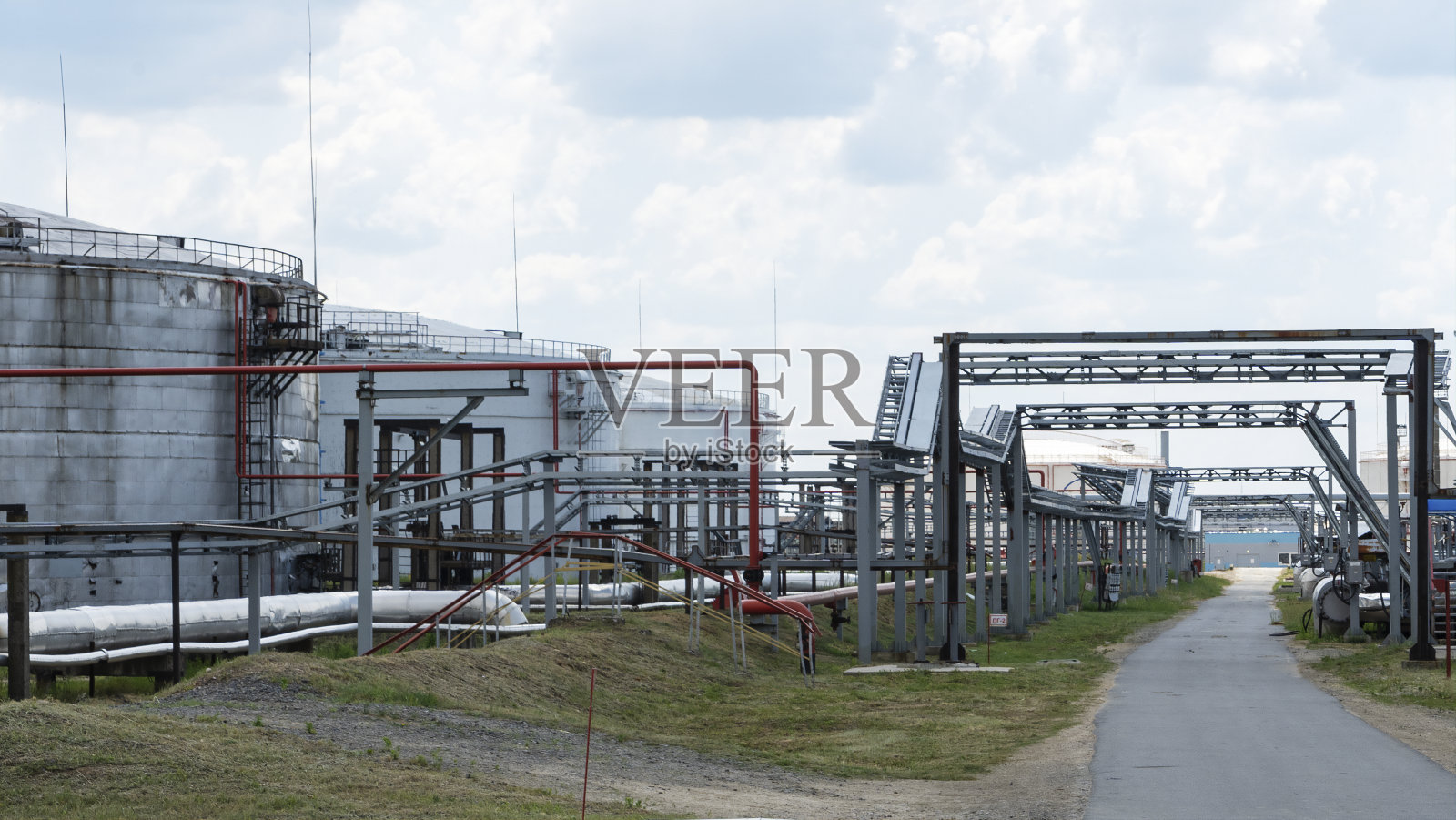 炼油厂的储油罐和管线钢在天框架天空的背景。来自工业区的炼油厂。石油天然气石化工业。生态和健康环境理念。照片摄影图片