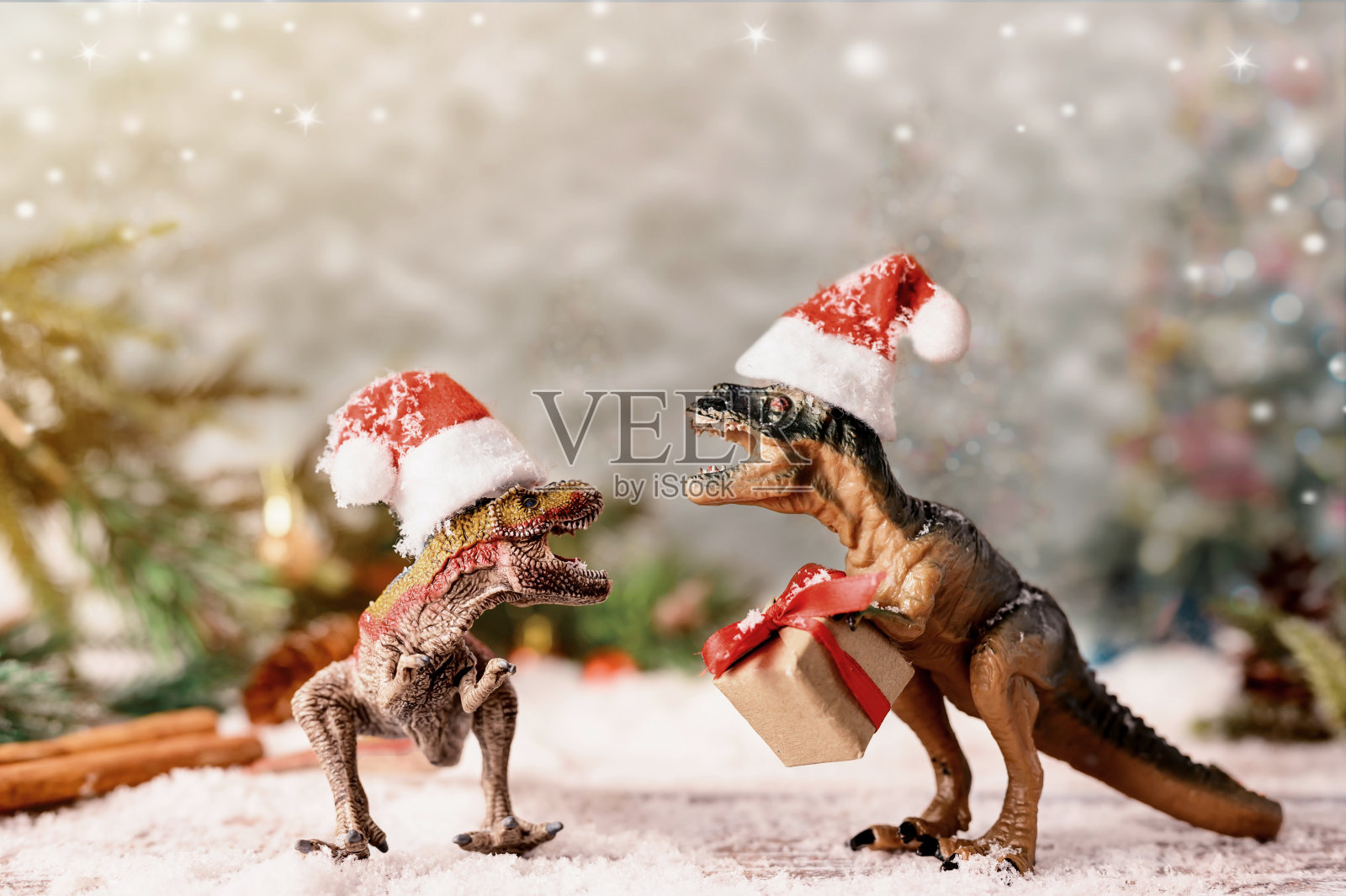 戴着圣诞老人帽的恐龙玩具照片摄影图片