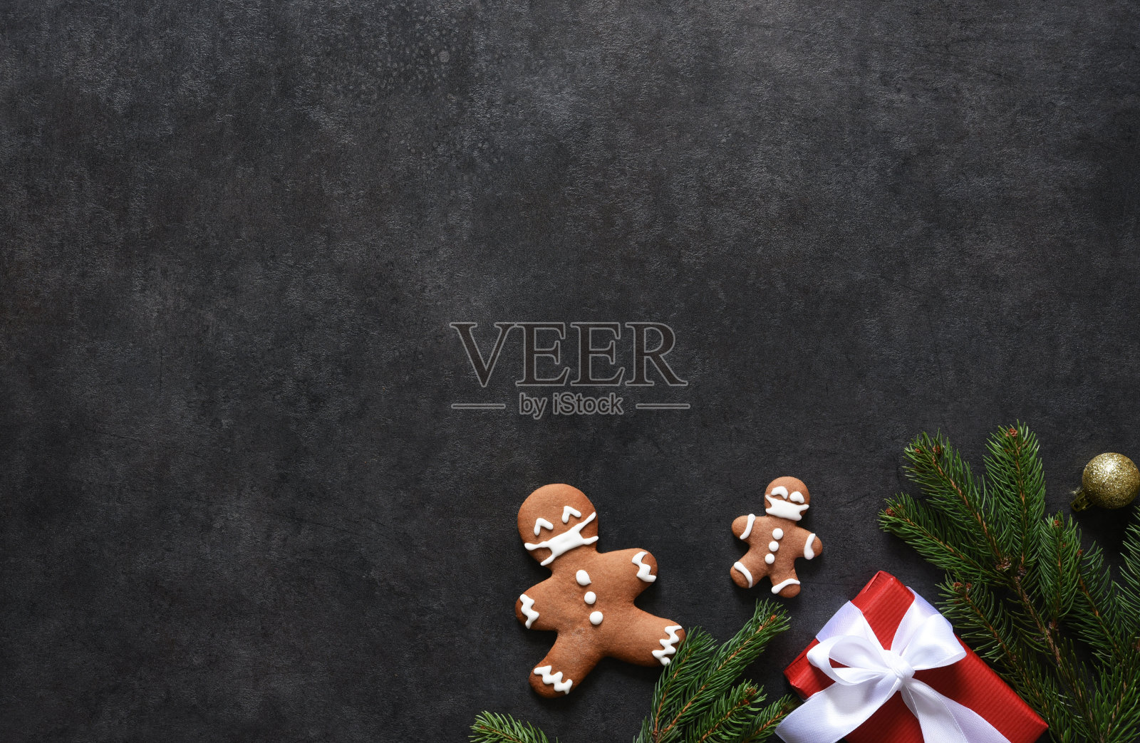 新年的装饰品有圣诞老人的帽子、橘子和姜饼放在新年的桌子上。布局。照片摄影图片