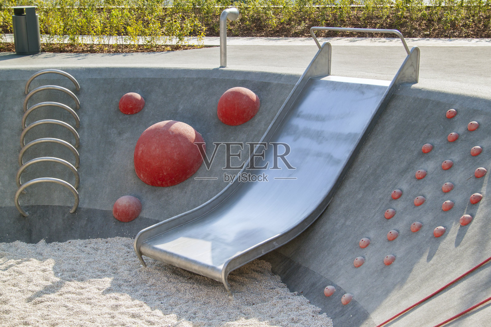 当代景观设计楼梯由红色半球组成,在混凝土山坡上制作照片摄影图片