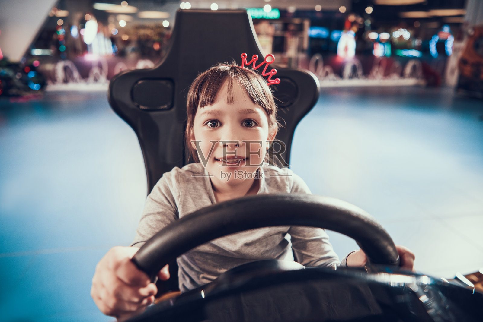 可爱的小女孩玩赛车模拟器游戏照片摄影图片