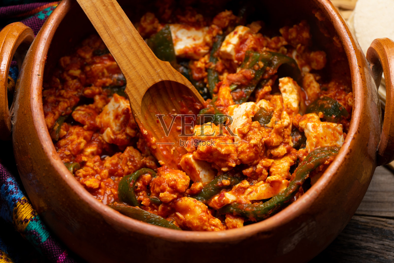 墨西哥炒蛋,红酱,波布拉诺辣椒和奶酪,木质背景照片摄影图片