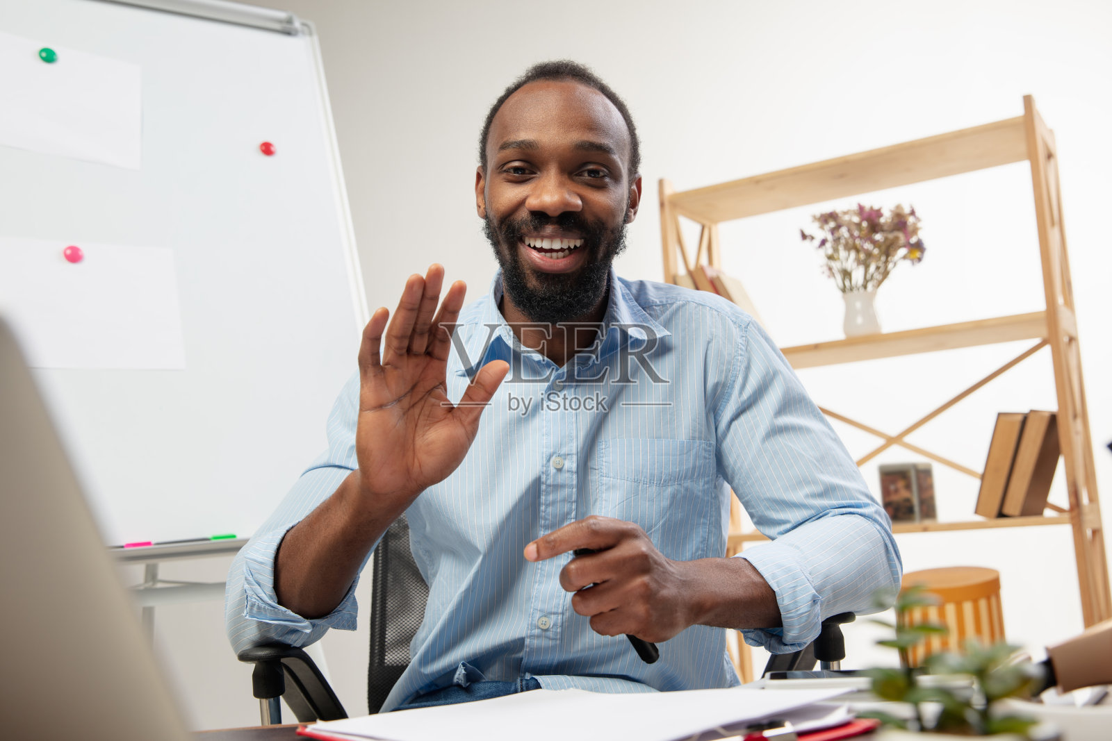 在线英语课程在家。微笑的男人在客厅里远程教学生照片摄影图片
