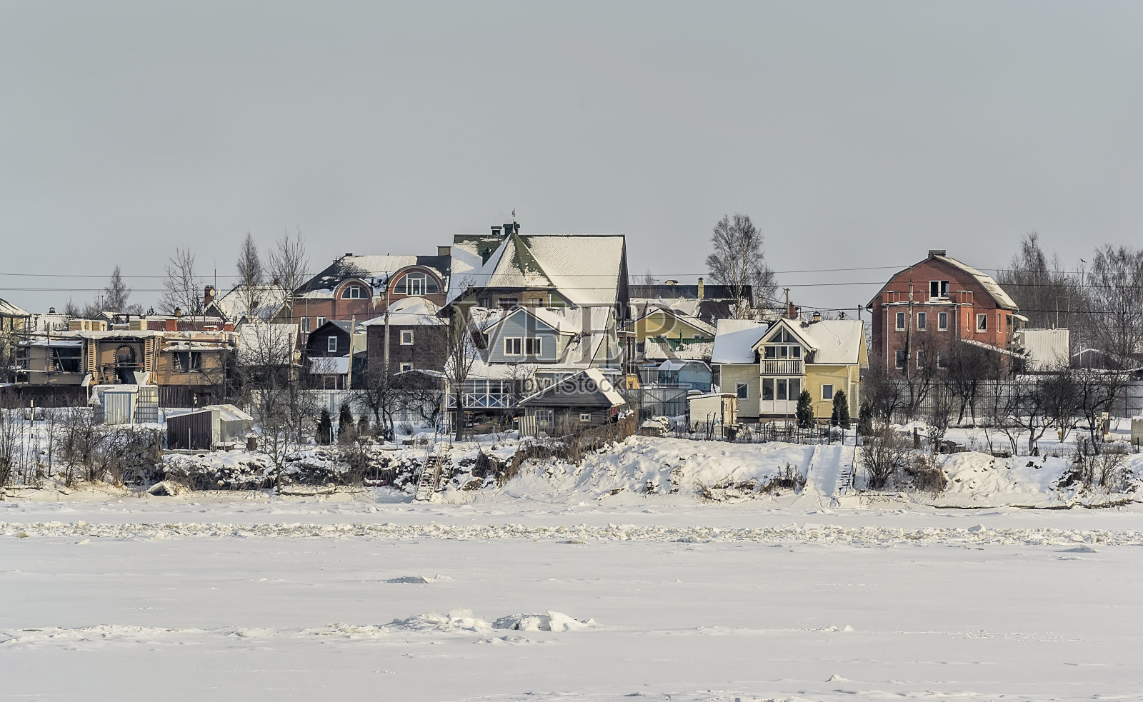 住宅楼位于涅瓦河右岸附近的斜拉桥上。照片摄影图片