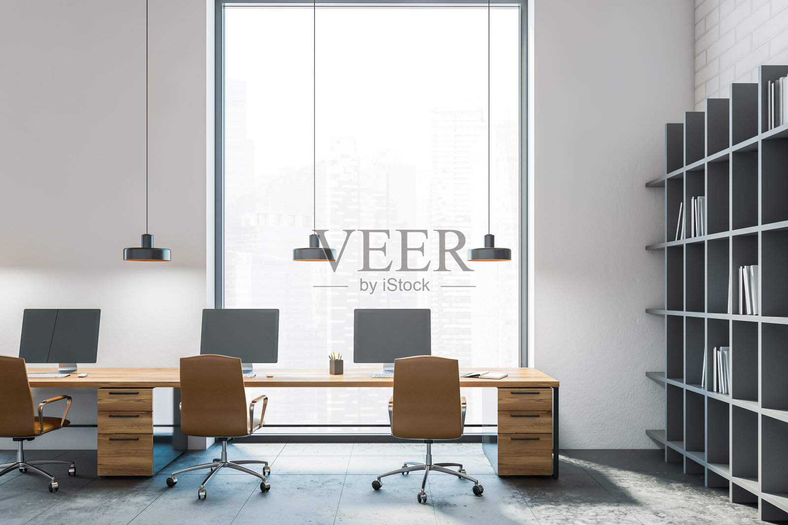 白色木质办公室,有桌子和大窗户,皮革椅子和书架照片摄影图片