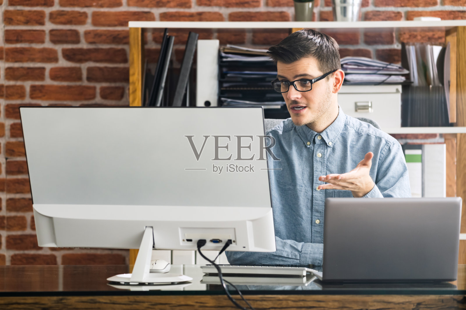 虚拟个人助理男进行视频通话照片摄影图片