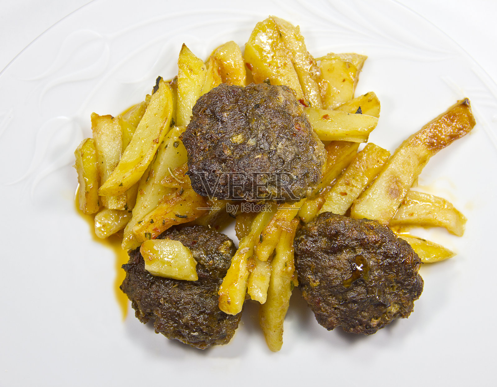 盘子里有肉丸和炸薯条照片摄影图片