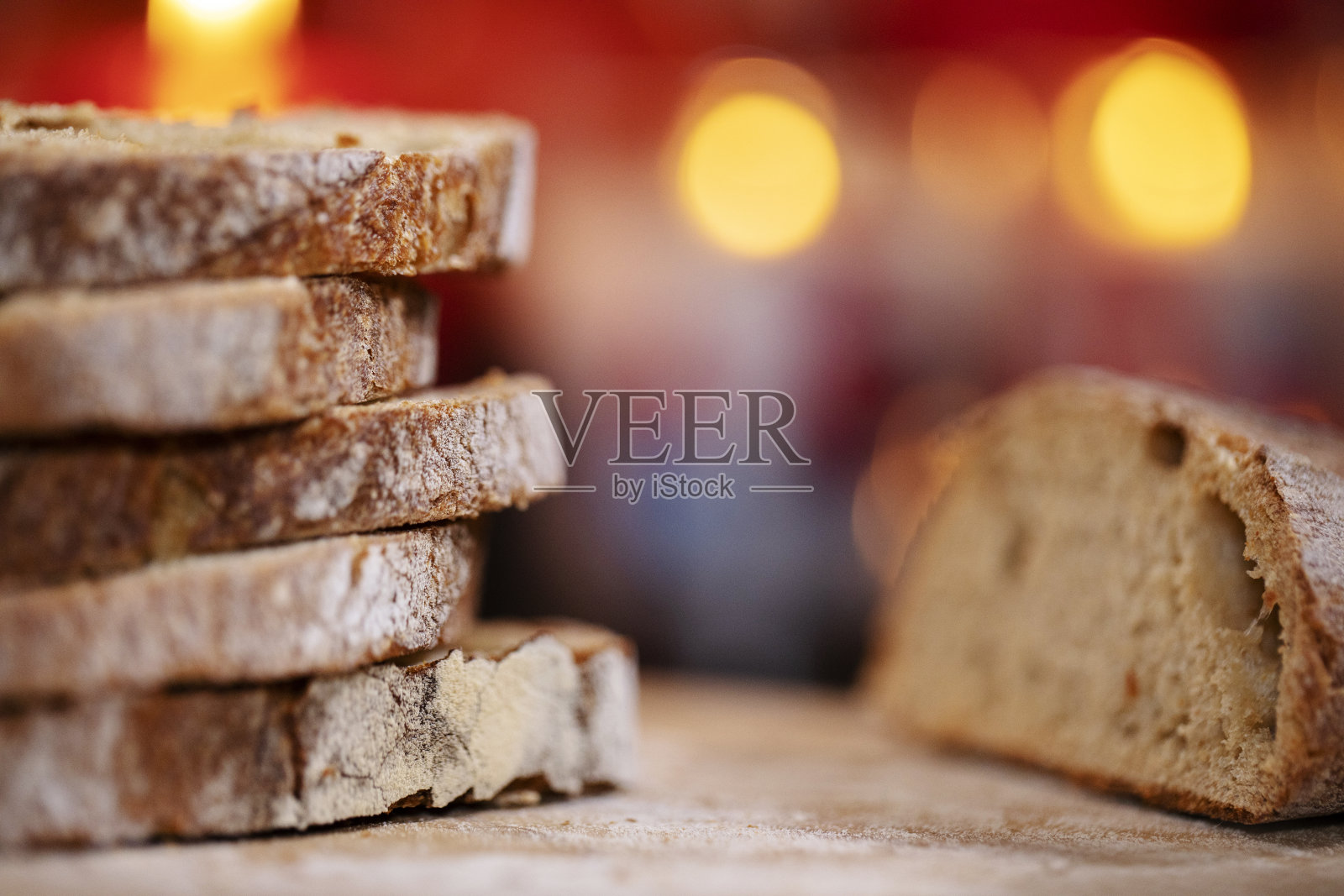 自制的全麦面包片,点缀着圣诞烛光照片摄影图片
