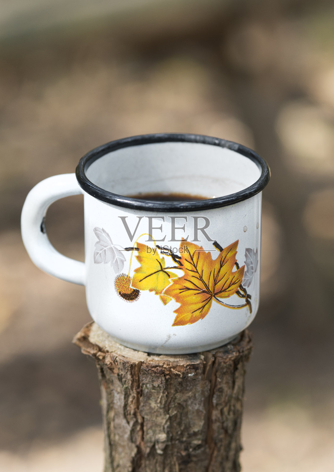 森林里的珐琅金属茶杯照片摄影图片