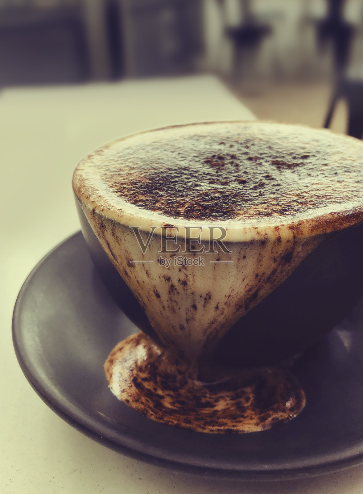 桌上满是卡布奇诺咖啡杯照片摄影图片