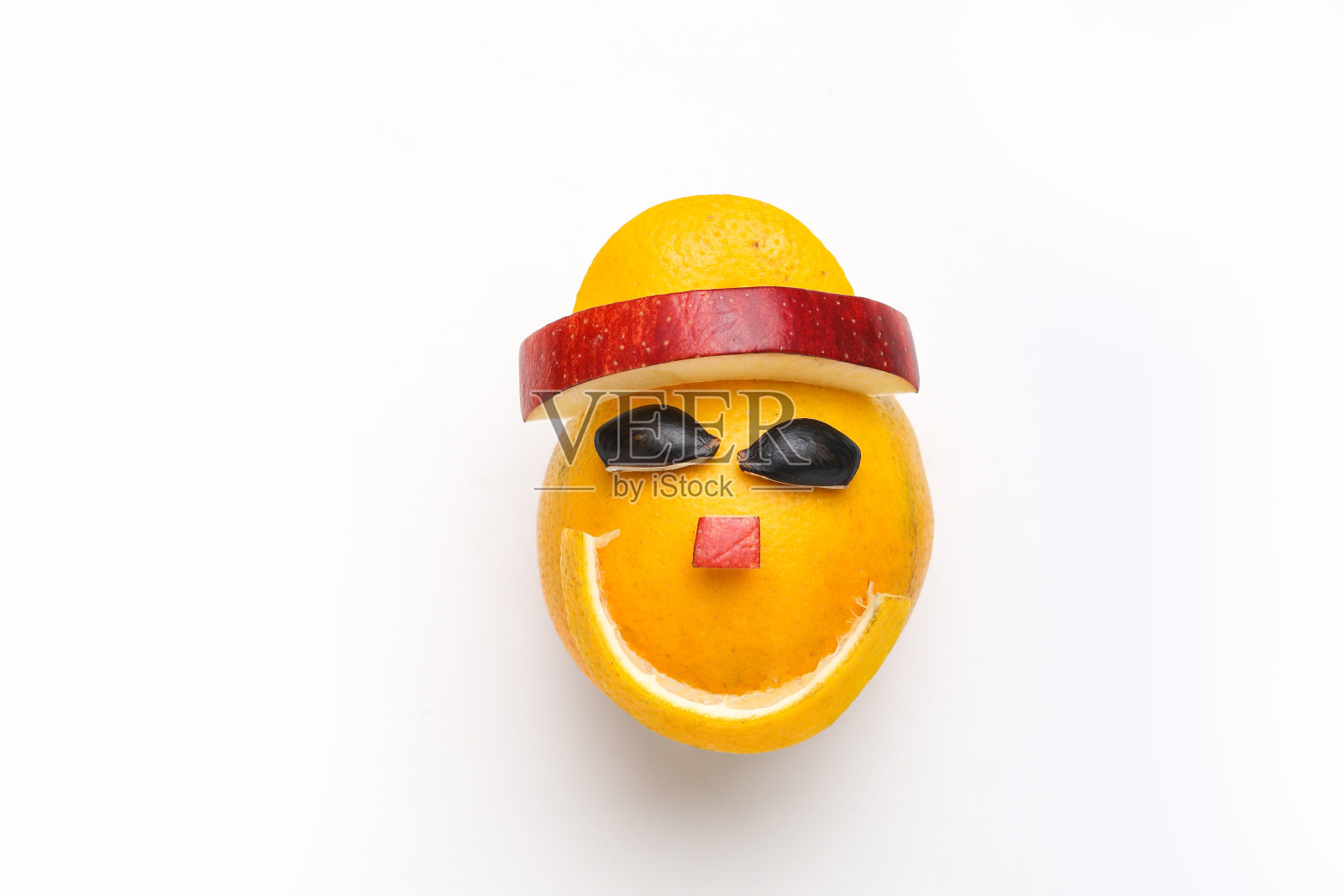 橙色或甜柠檬水果切成快乐的笑脸形状在白色的背景上照片摄影图片