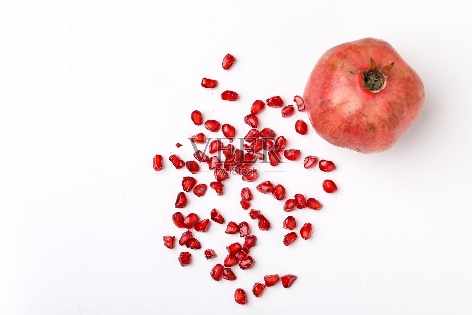 鲜嫩的石榴,白色背景,切片照片摄影图片