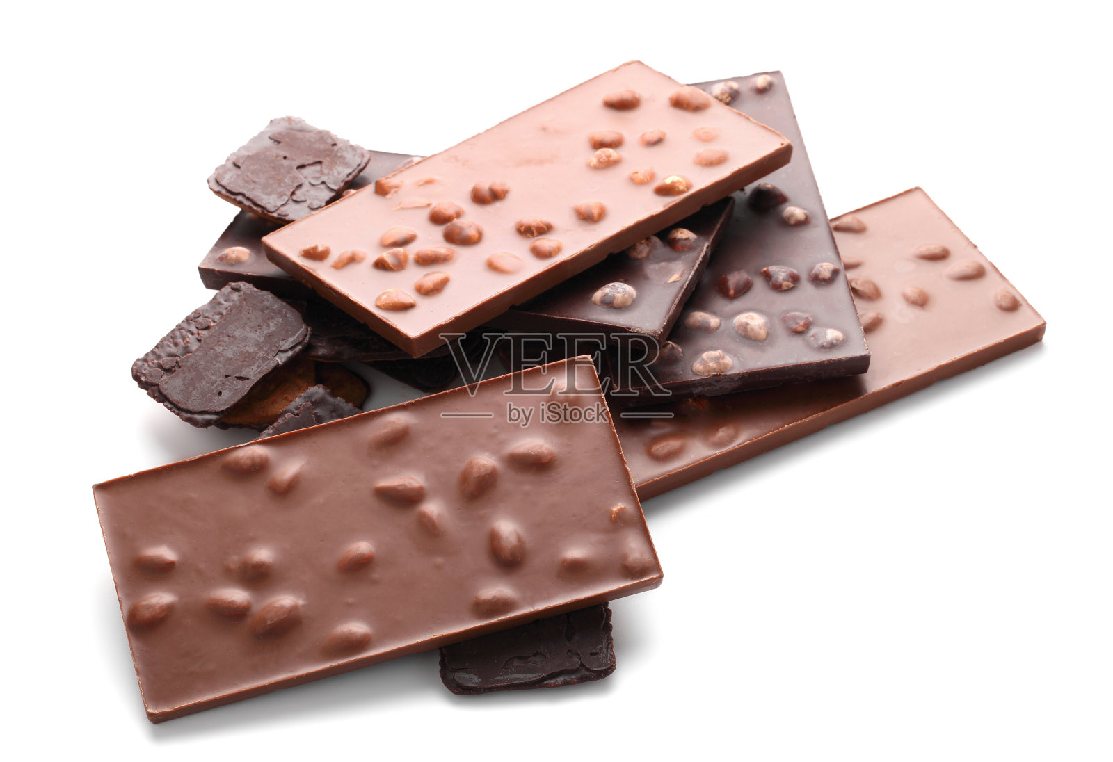 巧克力棒与杏仁和坚果接近白色孤立的背景与剪切路径平坦lay照片摄影图片