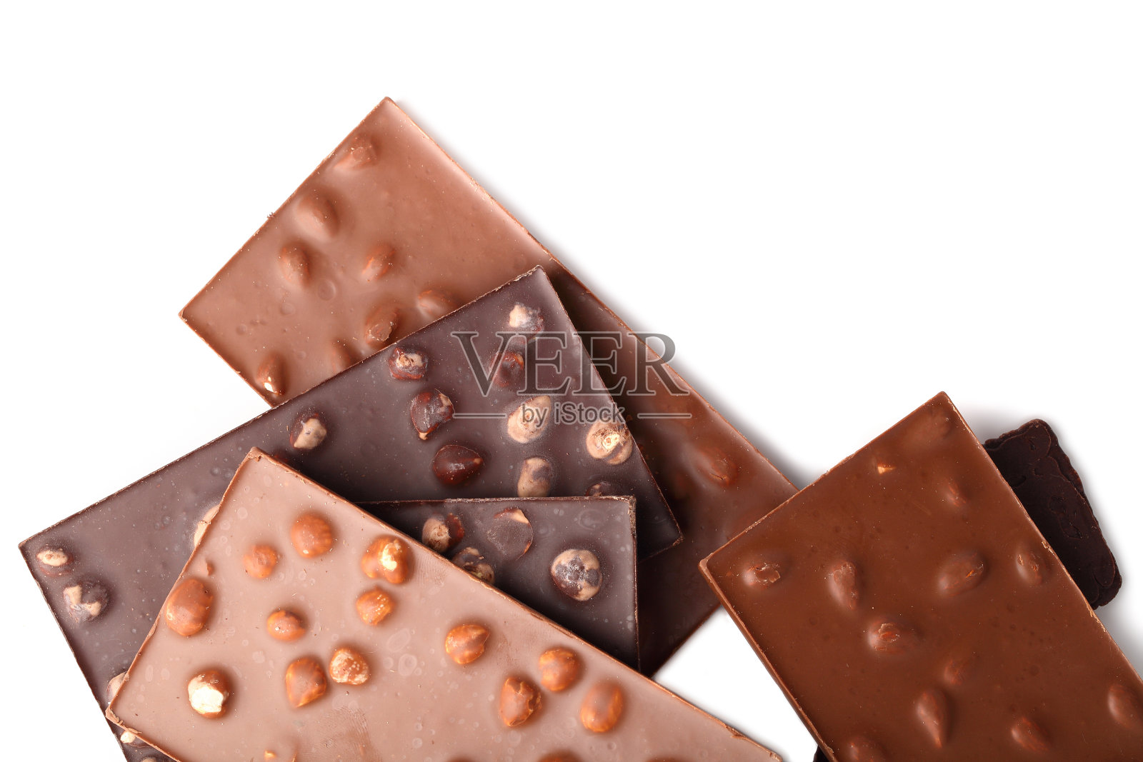 带杏仁和坚果的巧克力棒靠近白色孤立的背景,切出平坦的lay照片摄影图片