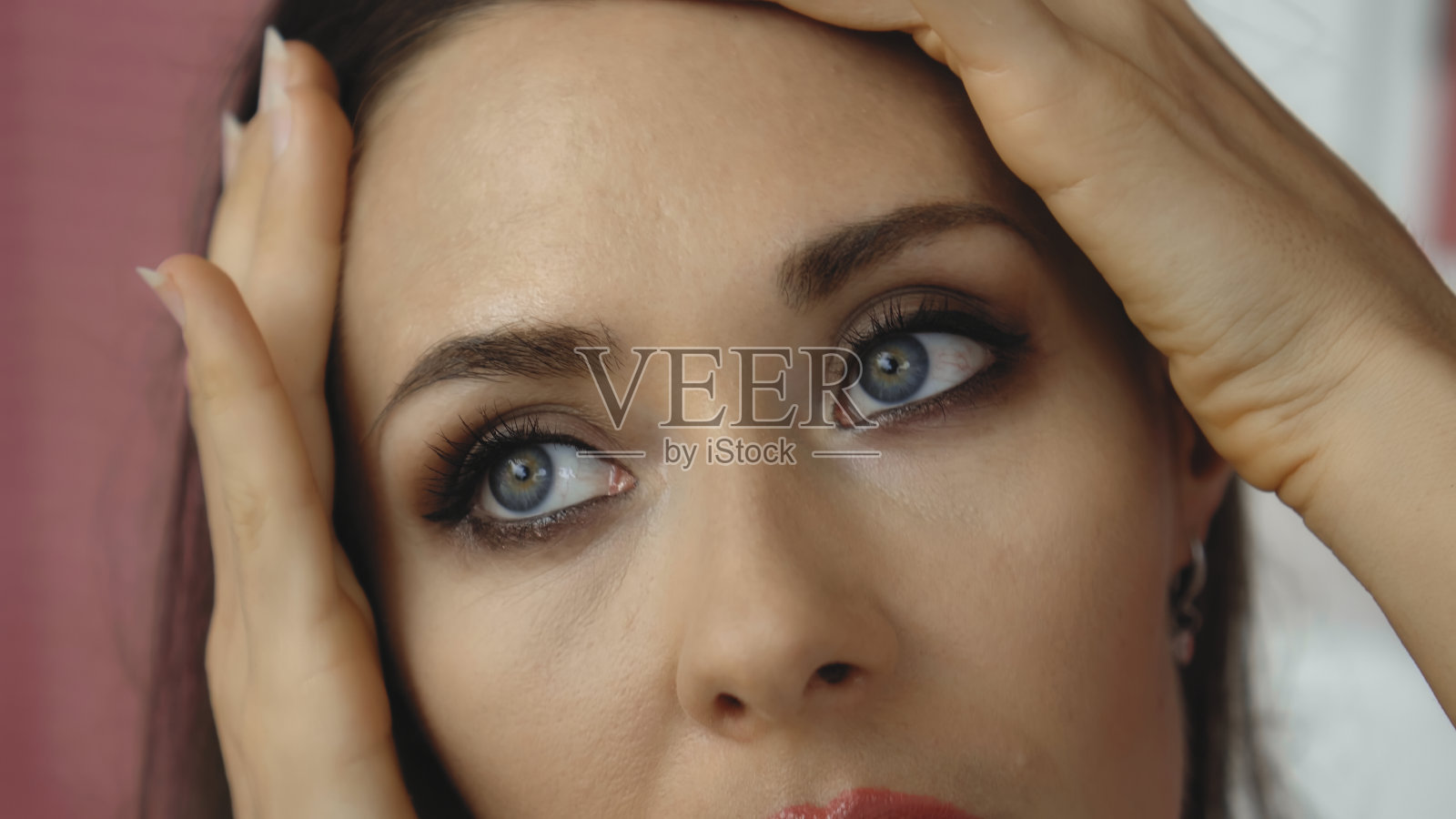 年轻美丽的欧洲女孩特写,用温柔的双手触摸脸部皮肤照片摄影图片