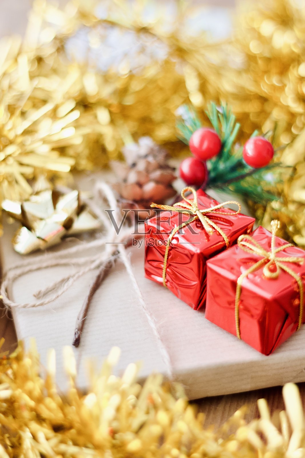 给我们所爱的人的新年礼物盒。令人惊讶的礼物。照片摄影图片