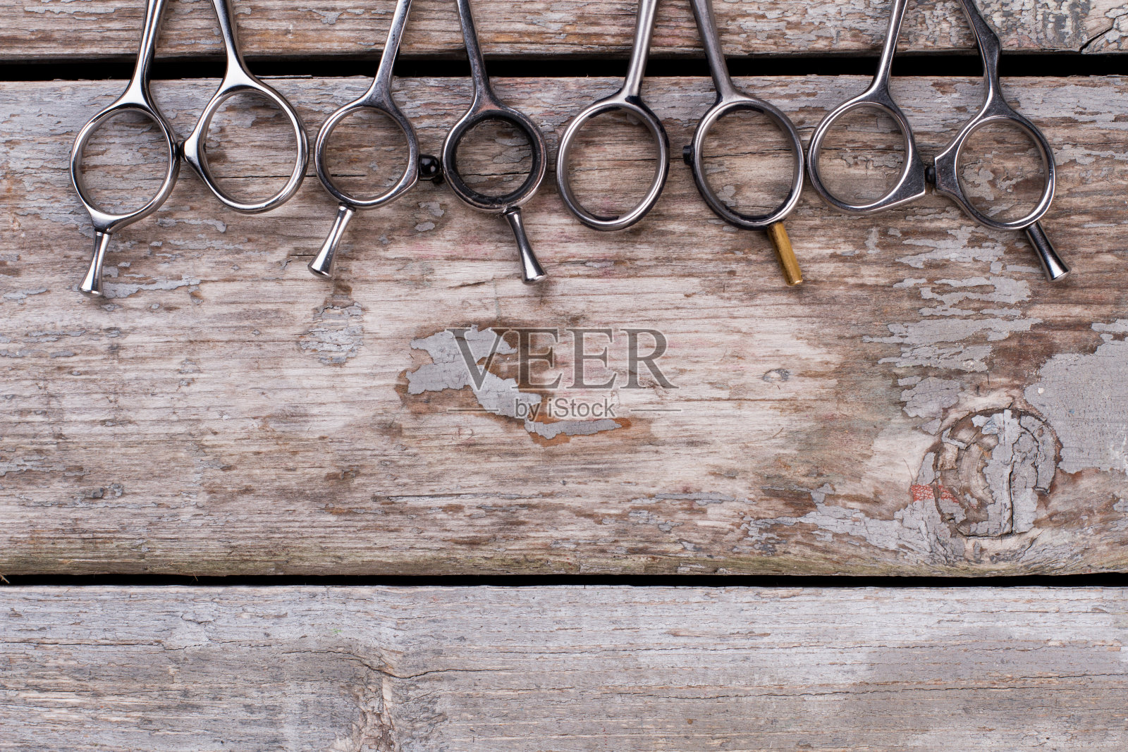 把旧理发剪刀放在木板上。照片摄影图片