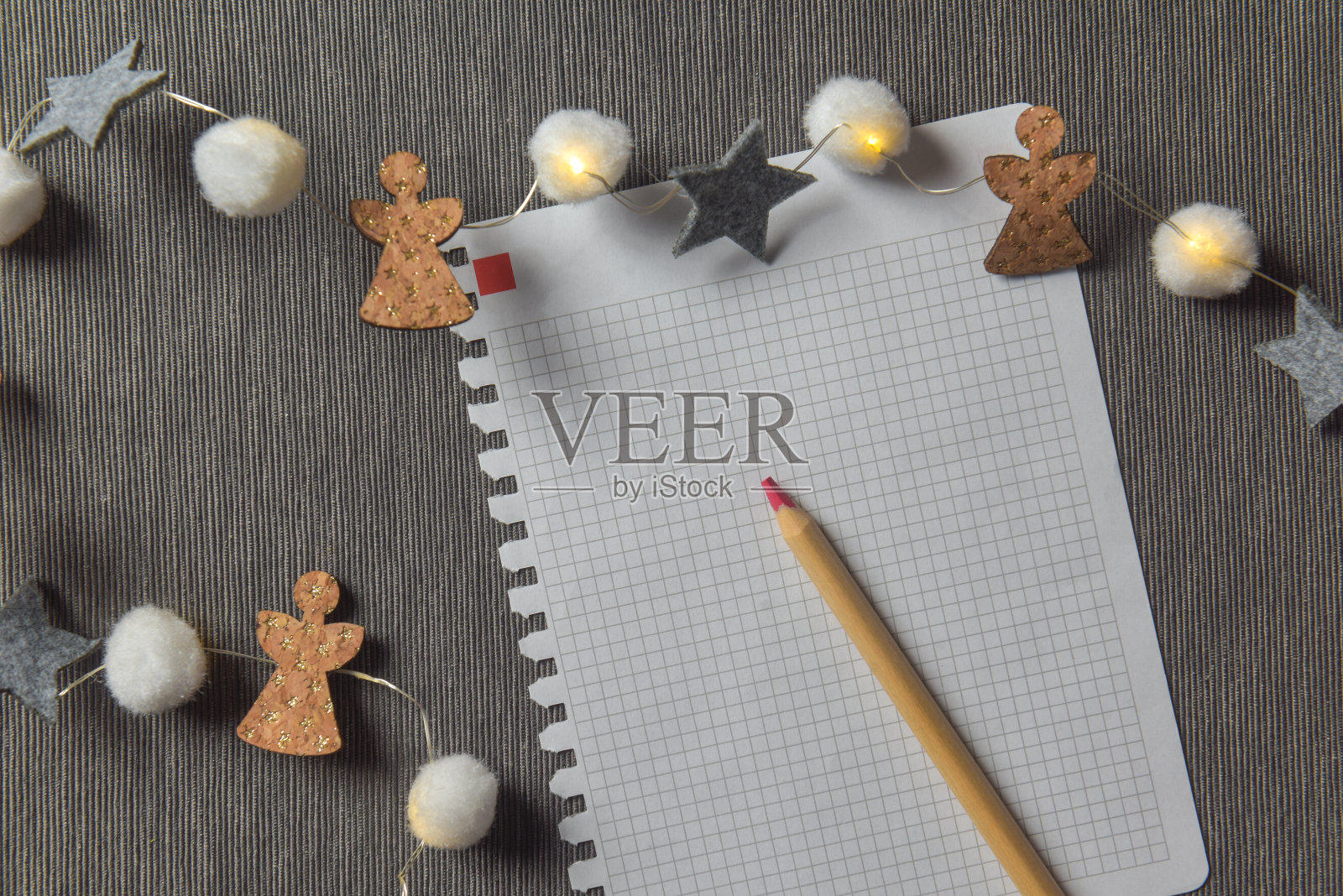 给圣诞老人写信的笔和纸照片摄影图片