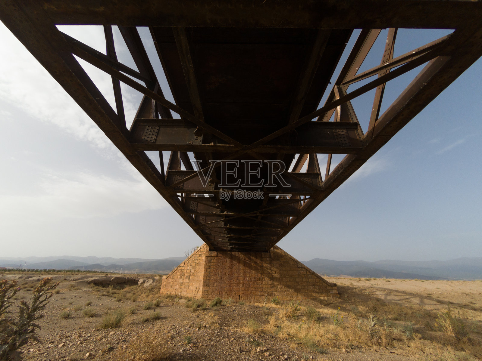 西班牙南部的一座古老的金属桥照片摄影图片