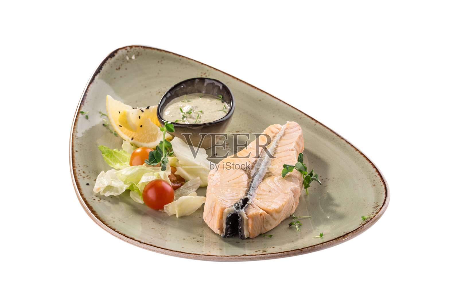 清蒸鲑鱼片与柠檬和新鲜沙拉在灰色盘子孤立在白色背景照片摄影图片