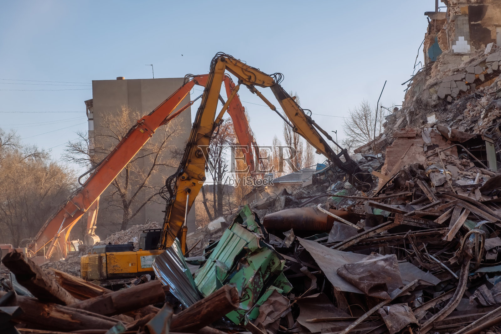 拆除旧工业建筑的过程照片摄影图片