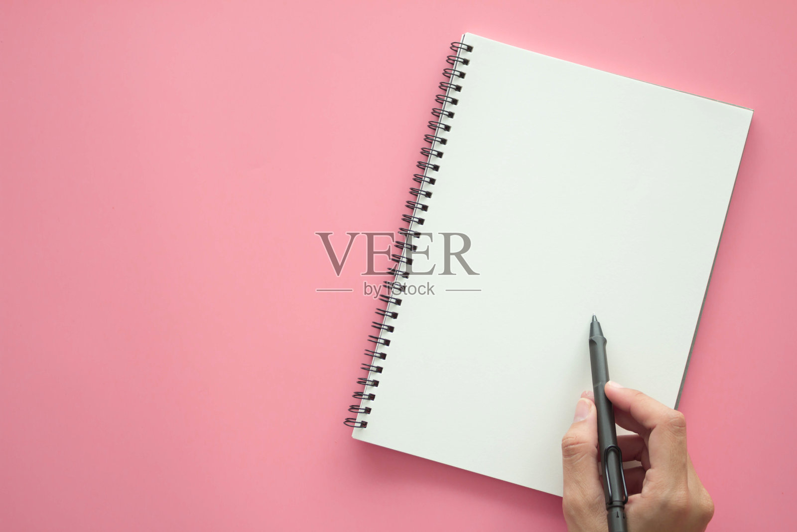 办公室办公桌工作用纸空白,束丁香和办公用品。电脑,粉色背景的眼镜。平面构图为杂志,网站,社交媒体。平躺,俯视图。照片摄影图片