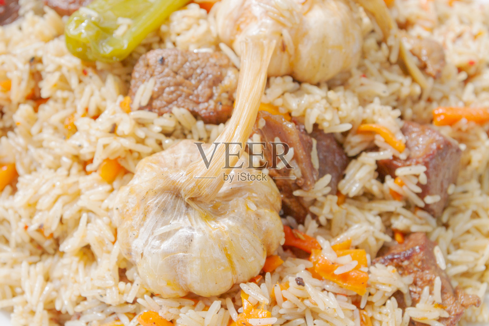 夏天在外面的烤架上用大锅煮肉饭照片摄影图片