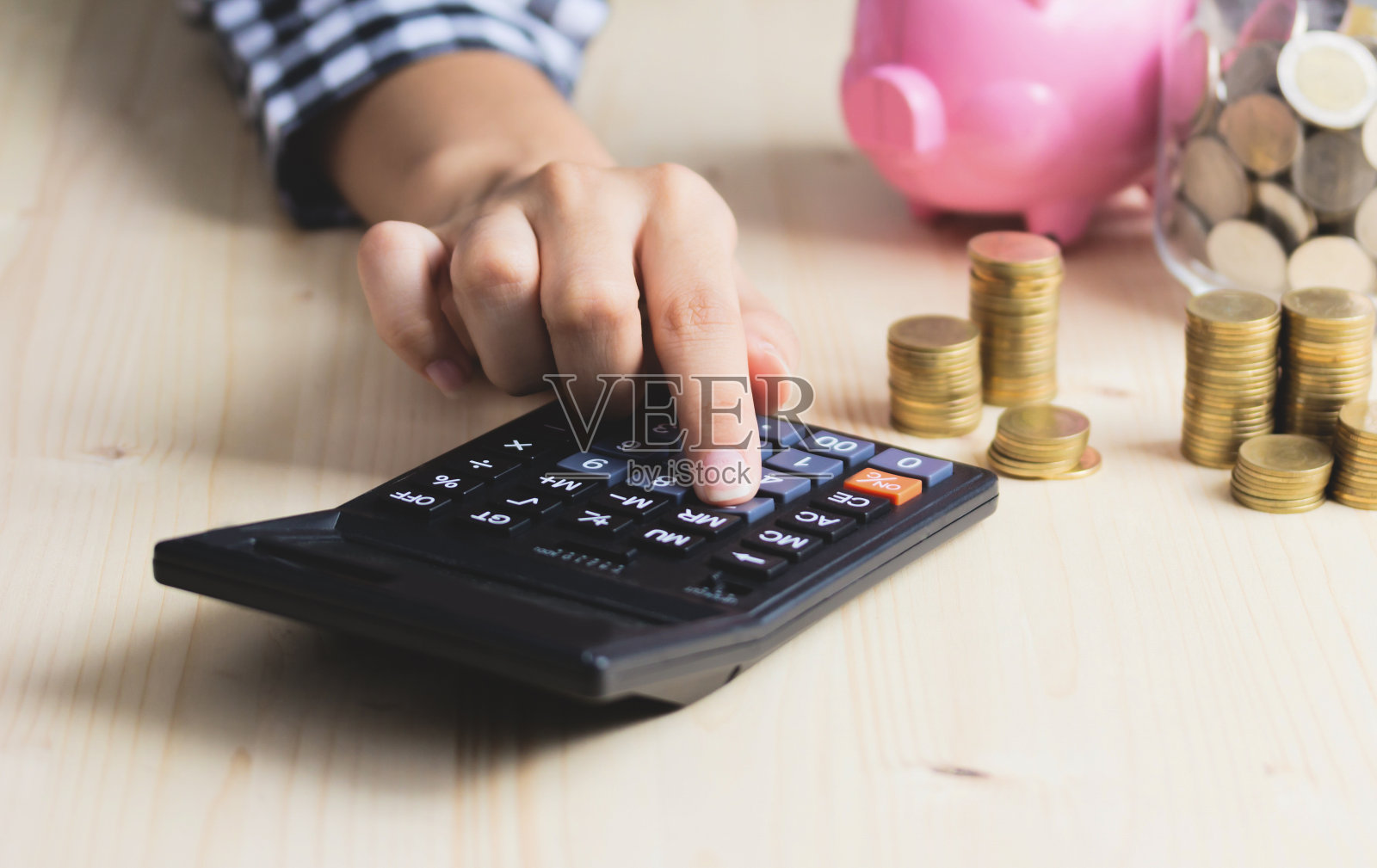 在家办公用计算器和书写近记和计算费用。照片摄影图片