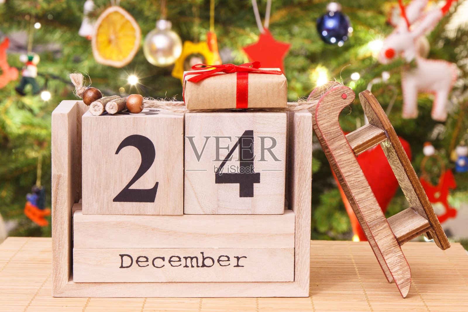 日期12月24日立方日历,包装礼物和圣诞树装饰,平安夜时间概念照片摄影图片