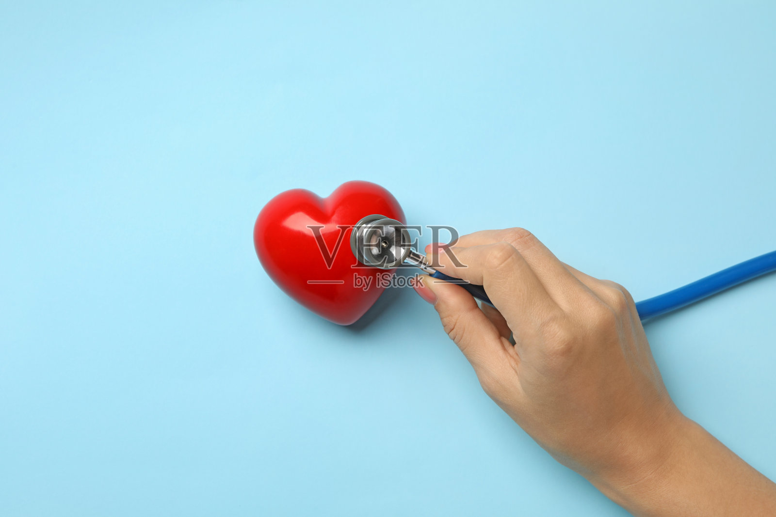 女性用听诊器检查心跳照片摄影图片