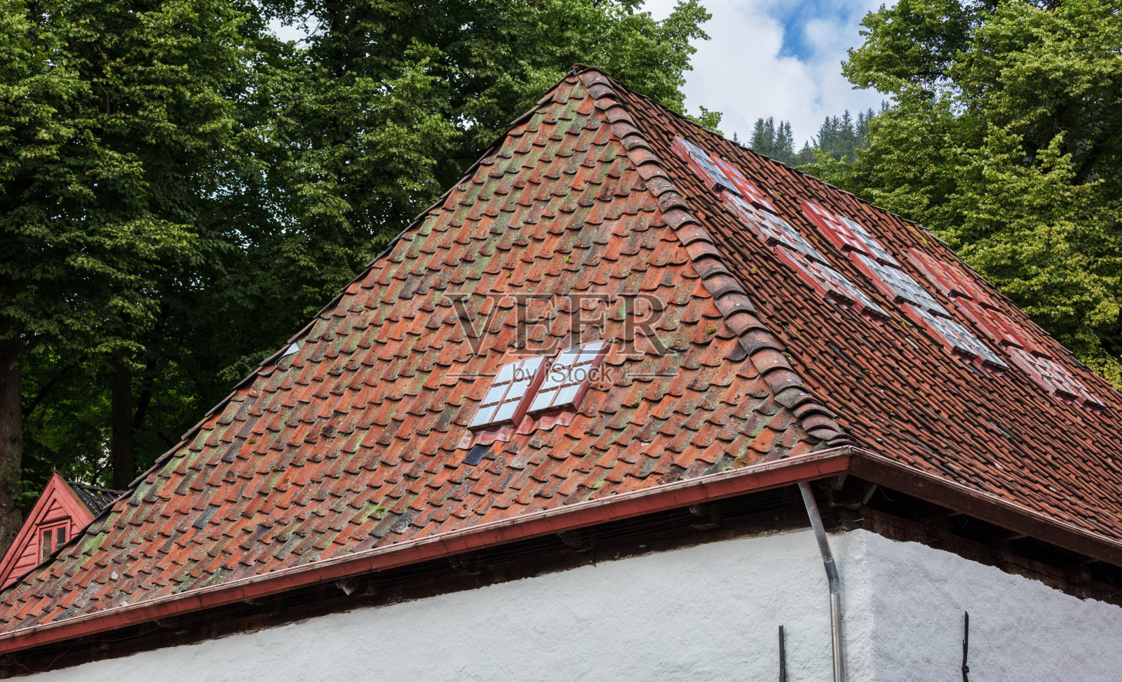 旧瓦屋顶上的窗户照片摄影图片