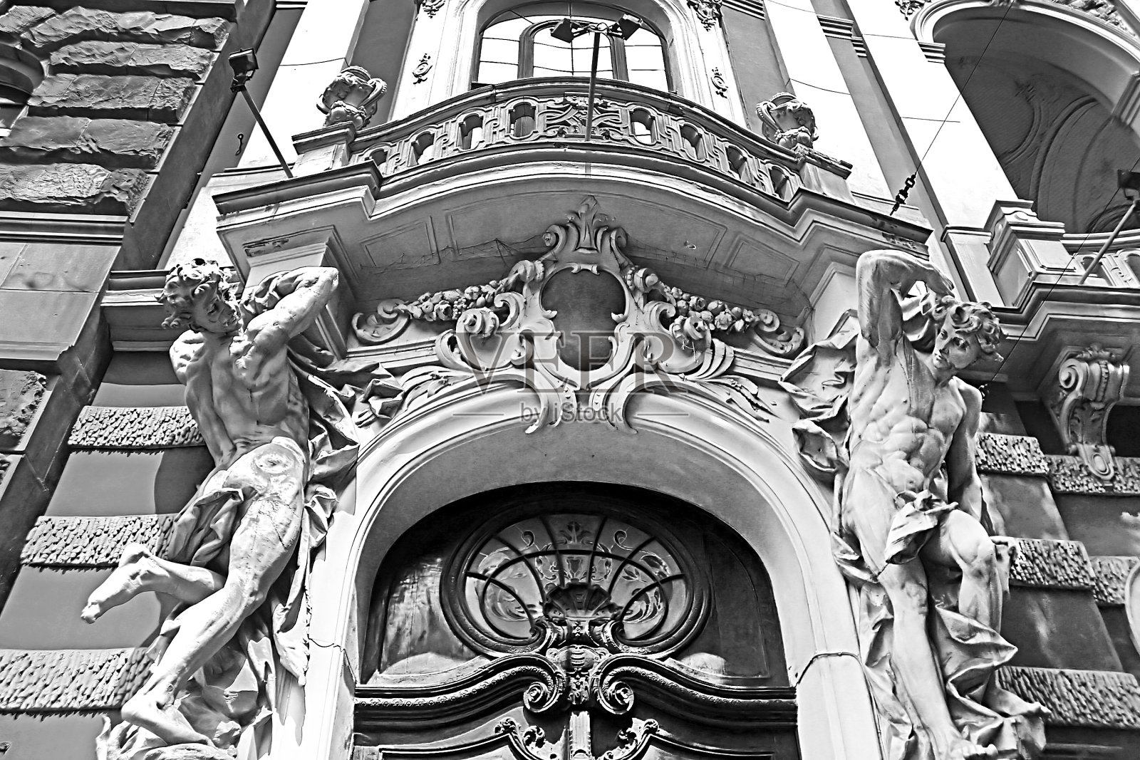 位于乌克兰利沃夫科学家之家主入口的雕塑。前国家赌场直到1939年由费尔纳和赫尔默在1897-1898年建成。黑色和白色照片摄影图片