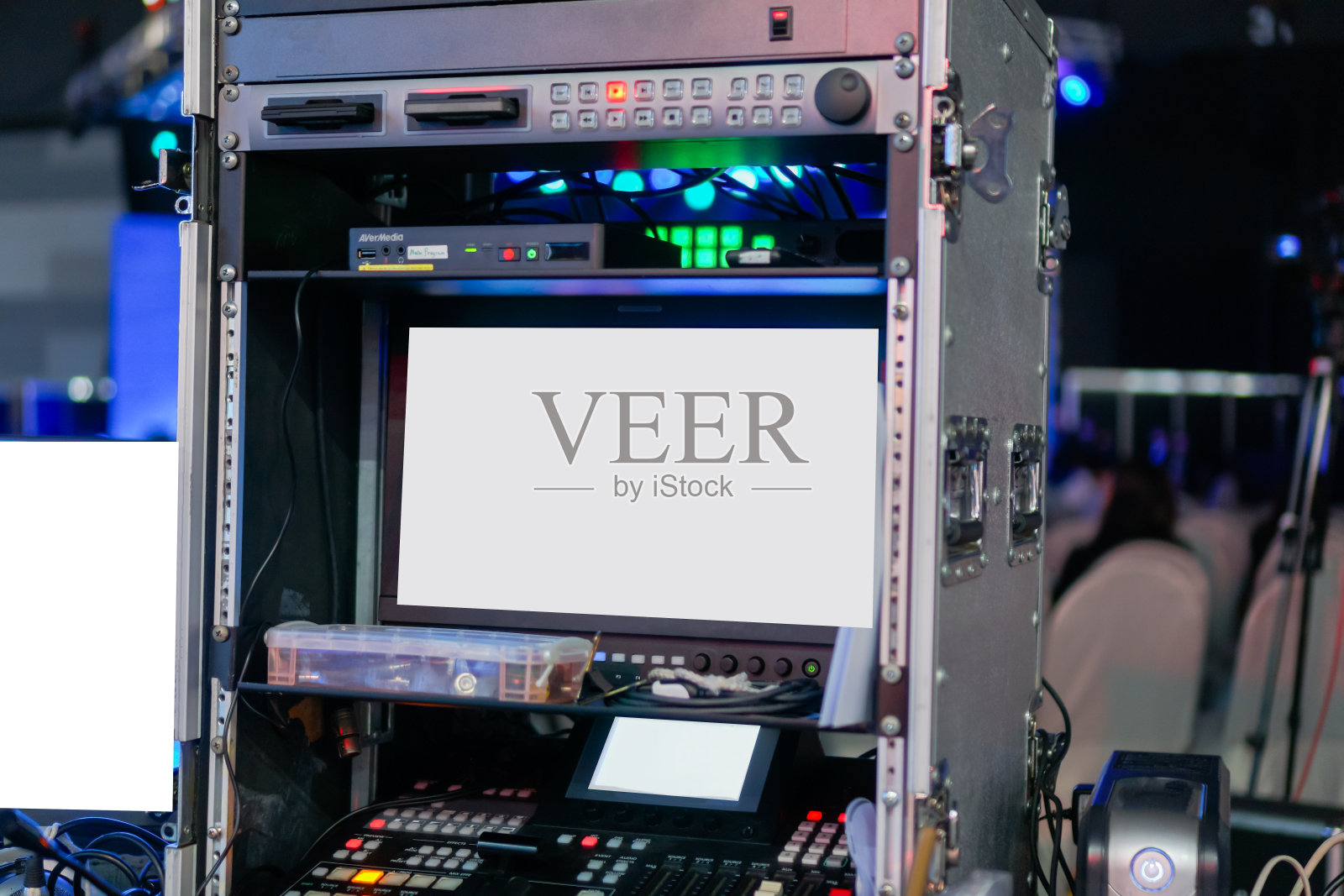 视听系统控制设备的音响技师与灯光控制音乐表演在音乐会和会议大厅。用模拟显示器调节音响系统的混音面板照片摄影图片