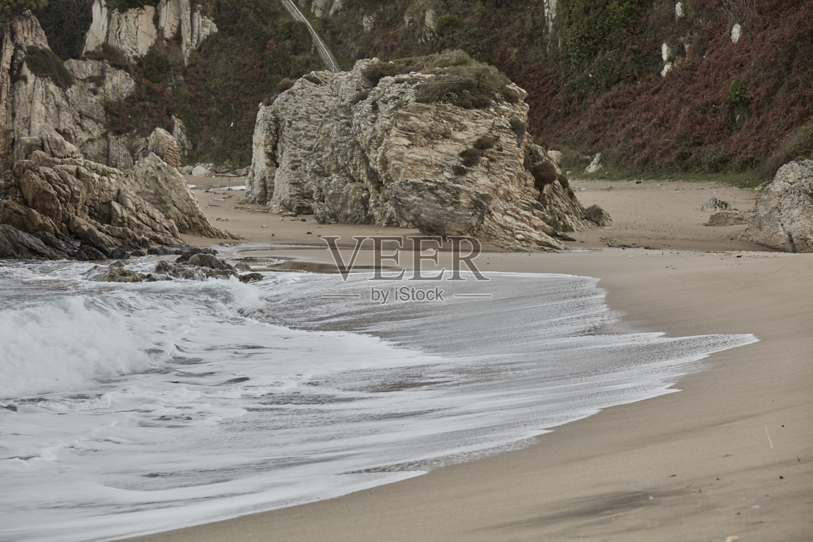 崎岖和岩石海岸风景与粗糙的海浪。照片摄影图片