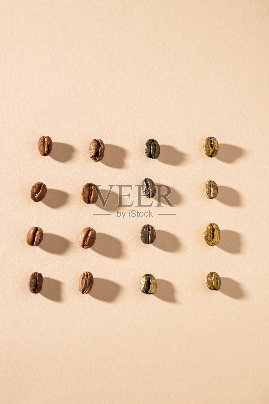 近距离的咖啡豆按顺序摆放照片摄影图片