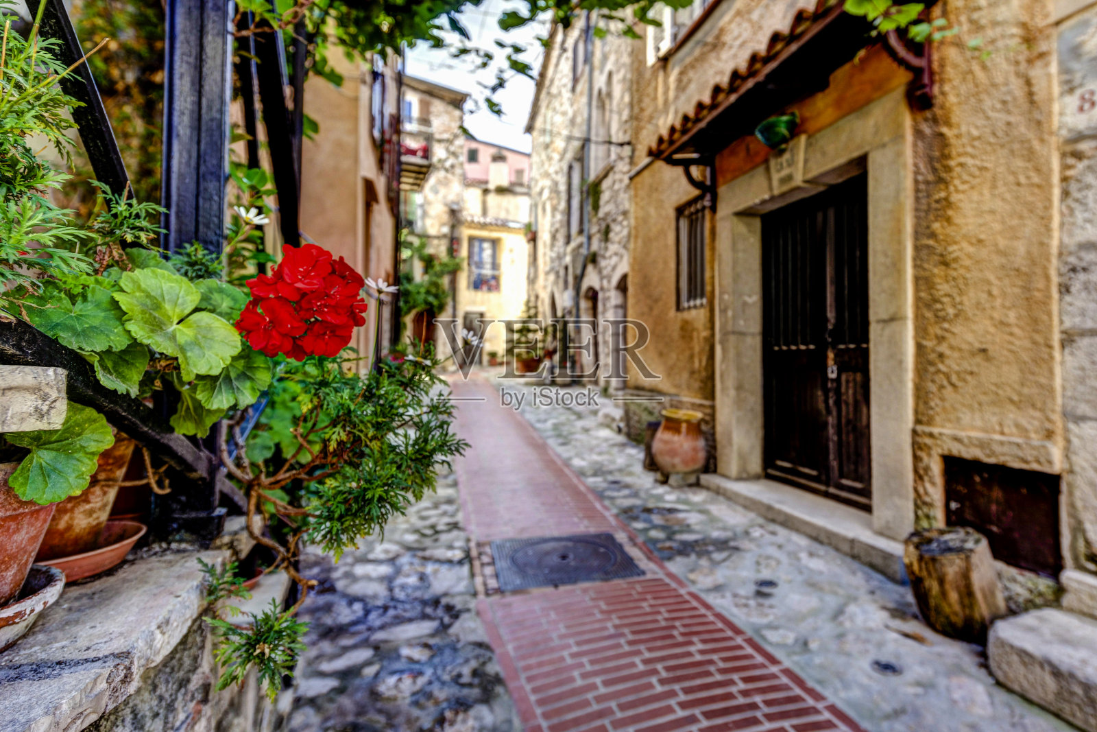 法国普罗旺斯的乡村街道立面和风景照片摄影图片